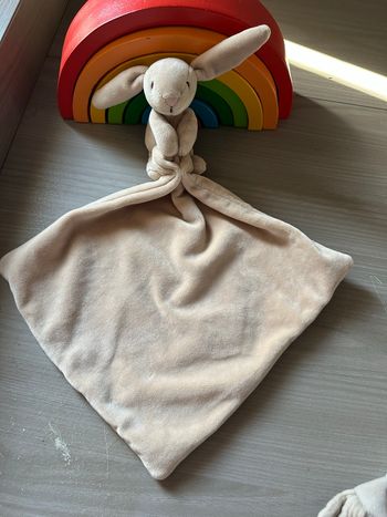 Doudou Lapin mouchoir beige marron nez rose Jellycat