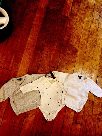 2 gilets blanc et gris clair et un body mixte naissance