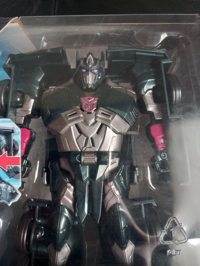 Transformers optimus NEUF dans sa boîte d'origine jamais ouvert - photo numéro 2
