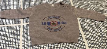 Haut gris avec motif