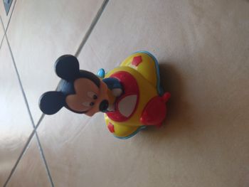 Mickey dans son avion