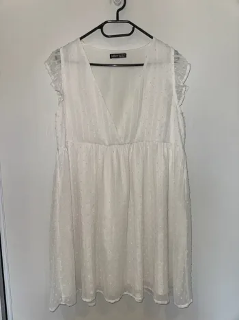 Robe blanche plumetis