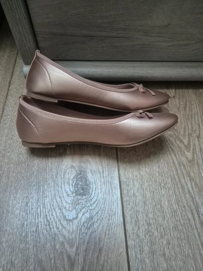 Chaussures ballerines "la halle" dorées pointure 35 état neuves - photo numéro 2