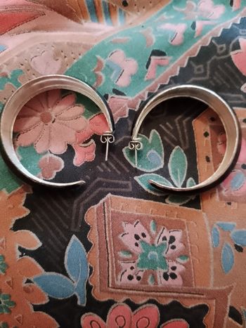 boucles d'oreilles anneaux noirs en métal argenté vintage années 90.