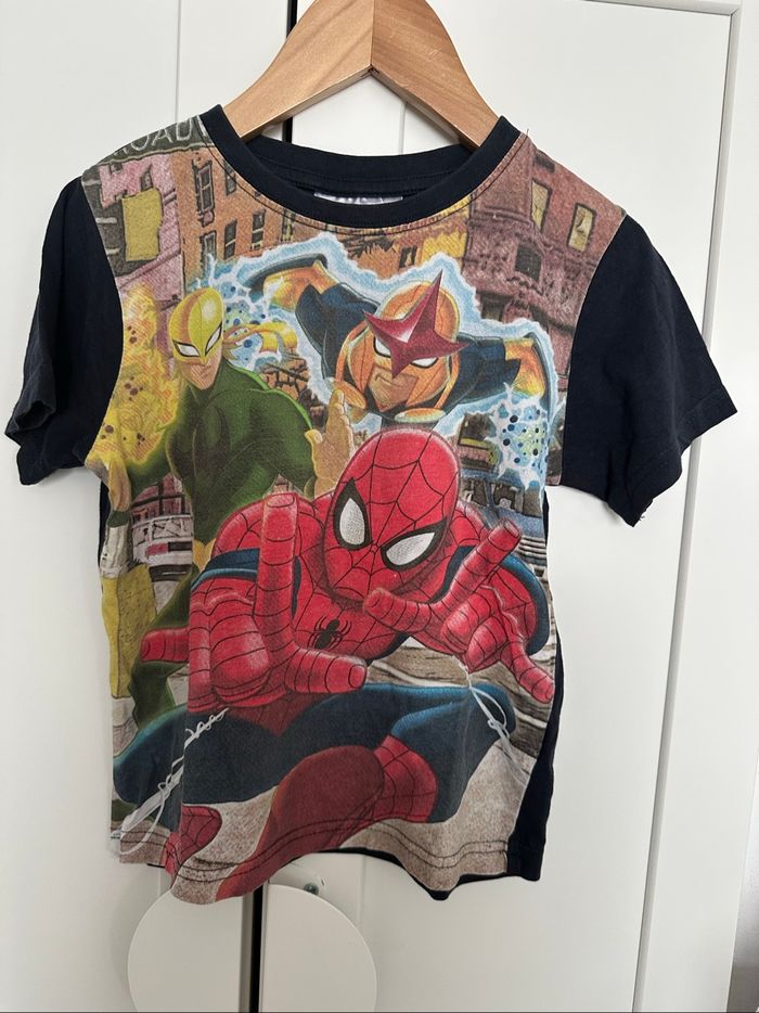 Ensemble short T-shirt manches courtes marine /rouge Marvel Spiderman 4 ans très bon état - photo numéro 2