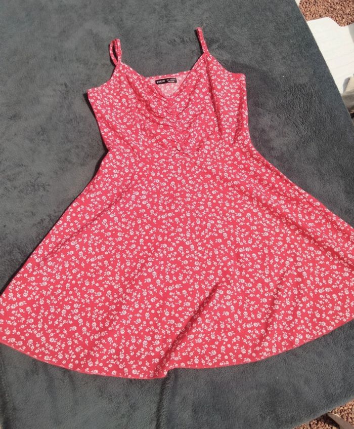 Robe rouge à fleurs