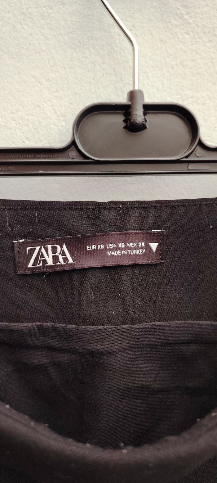 Jupe noire ZARA XS – Mini-jupe élégante basique et tendance - photo numéro 2