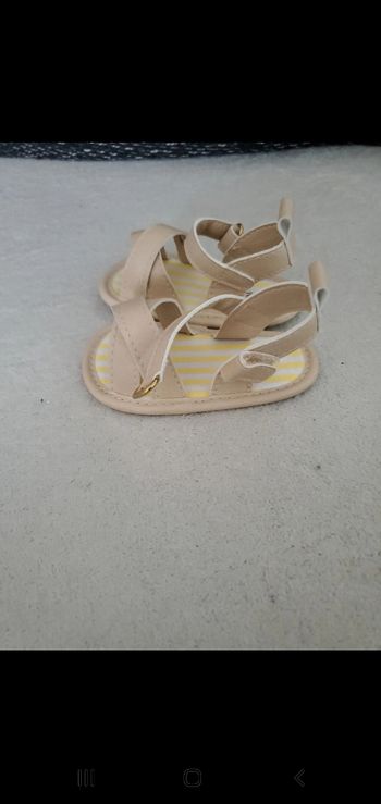 Sandale bebe fille 3 à 6 mois 2 euros la pair