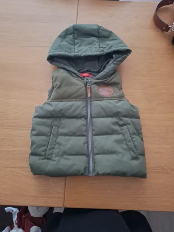 Veste sans manche à capuche