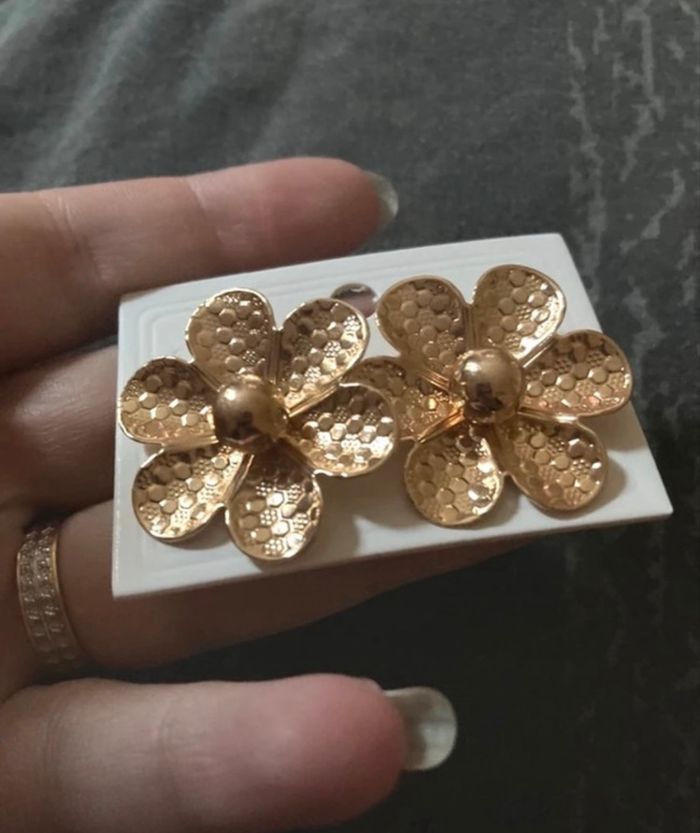 Boucles d’oreilles NEUVES avec étiquette pour femme en forme de fleurs 🌼. - photo numéro 3