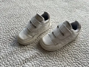 Baskets Adidas blanches pointure 24