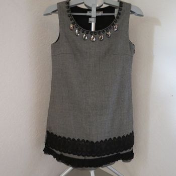 Robe sans manches JAUNE ROUGE – Style élégant & détails bijoux