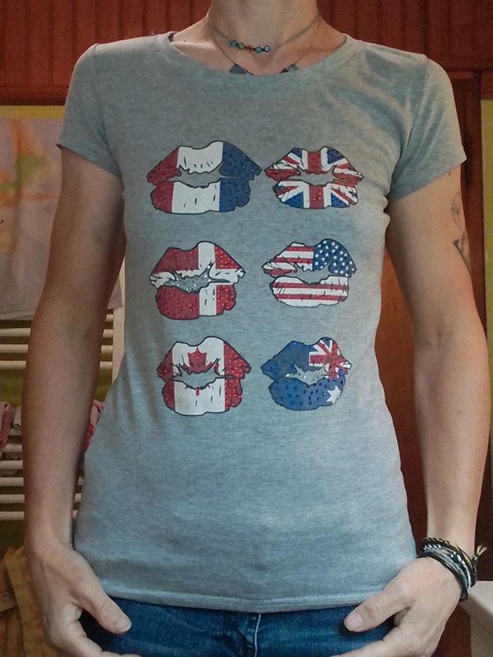 T-shirt gris femme motif drapeaux sur lèvres - photo numéro 3
