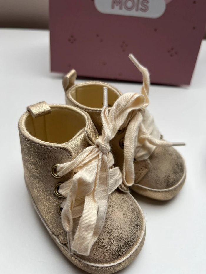 Chaussures dorées à lacets bébé fille