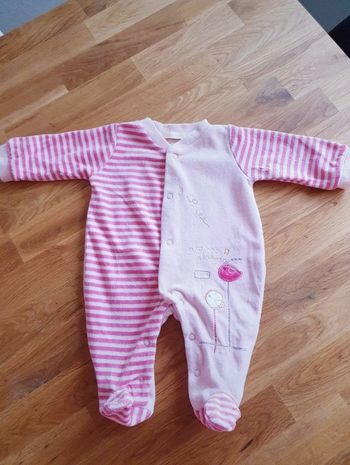 Pyjama en velours en très bon état taille 1mois