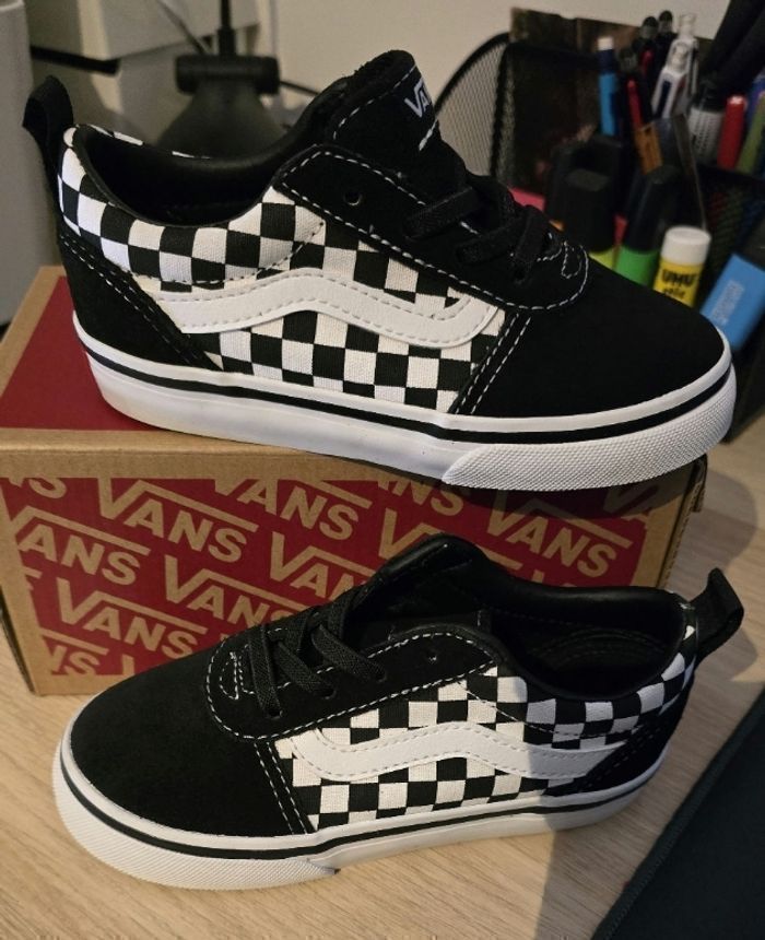 Neuves (non portées)🏷🤩😍⚘️superbes  baskets VANS mixtes Pointure 26😍🤩⚘️🏷👍