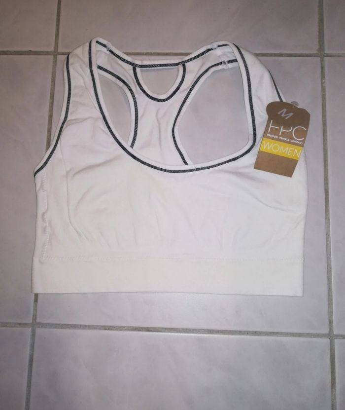 Brassière de sport blanche, taille M, neuve avec étiquette Brassière de sport blanche, taille M, neuve avec étiquette