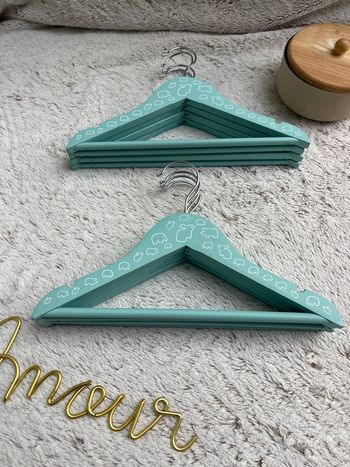 Lot de 8 cintres en bois bebe - Turquoise