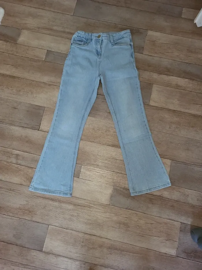 Jeans tape à l'œil patte d'éléphant