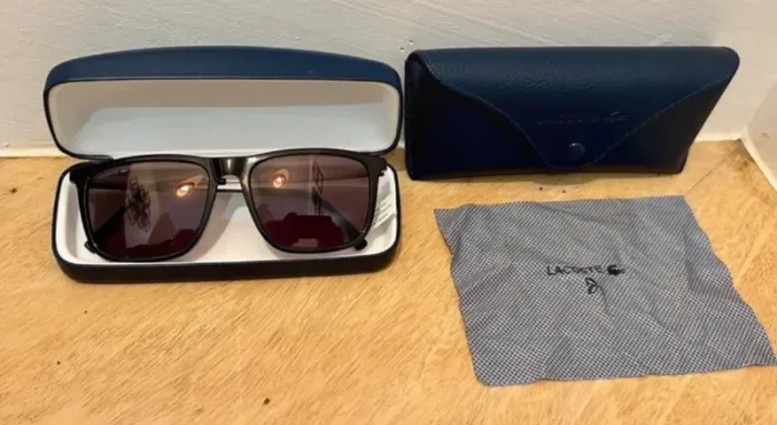 Lunette de soleil Lacoste avec 2 étuis