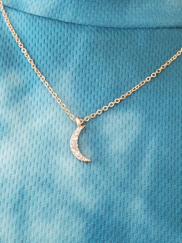 Collier chaîne et pendentif lune doré