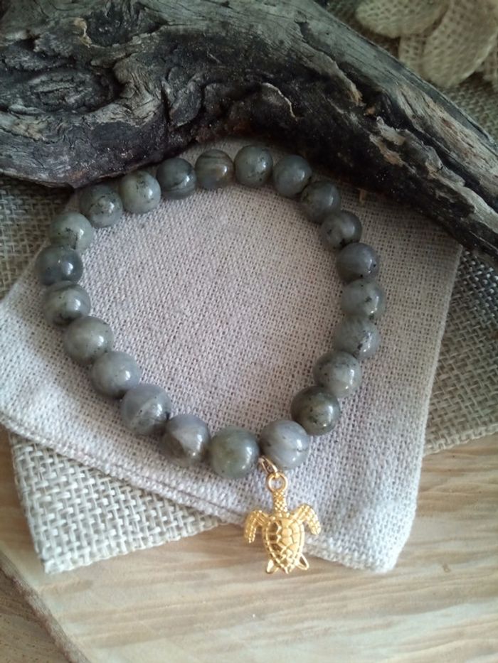 Bracelet protection en pierres de labradorite avec tortue