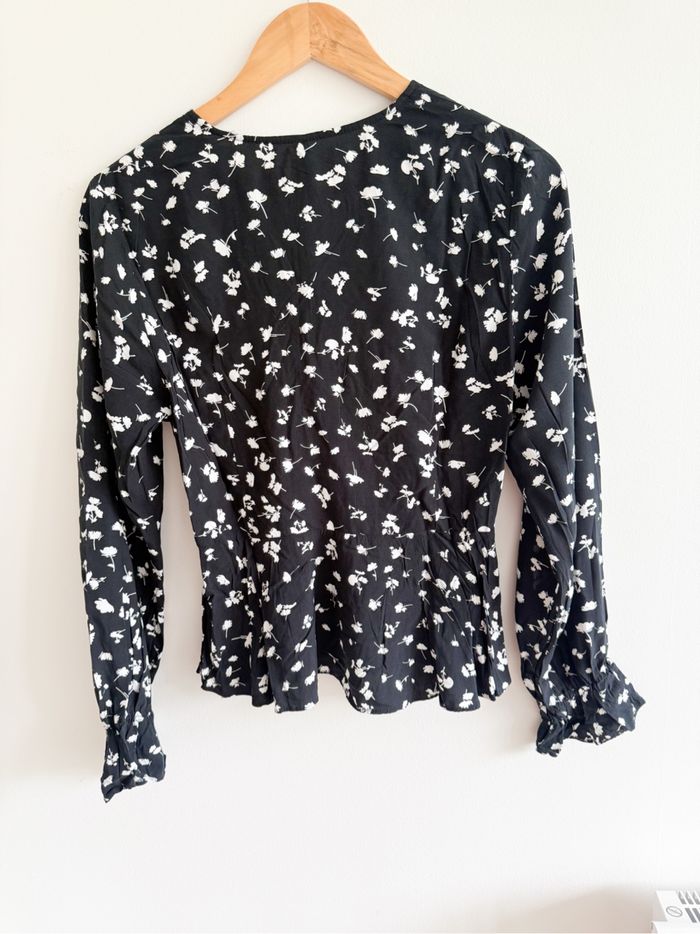 Blouse manches longues noir à motifs fleuri blanc amisu taille 38 M - photo numéro 2