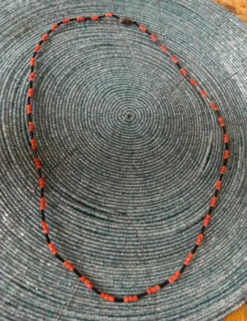 Collier sautoir véritable perles orange et noir  délicat, féminin, joli, scintillant, lumineux