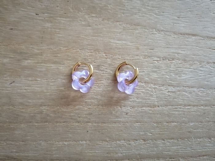 Boucles d'oreilles anneaux dorés en acier inoxydable avec petite fleur violette claire neuves - photo numéro 2