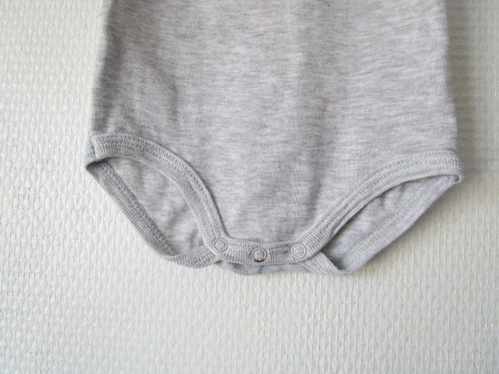 Body gris pâle Petit Bateau 6 mois TBE - photo numéro 4