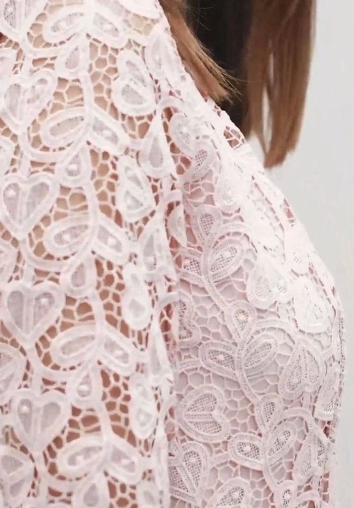 Magnifique robe en guipure bouton de Rose Cérémonie/ Mariage | Claudie Pierlot | prix boutique 265€ - photo numéro 7