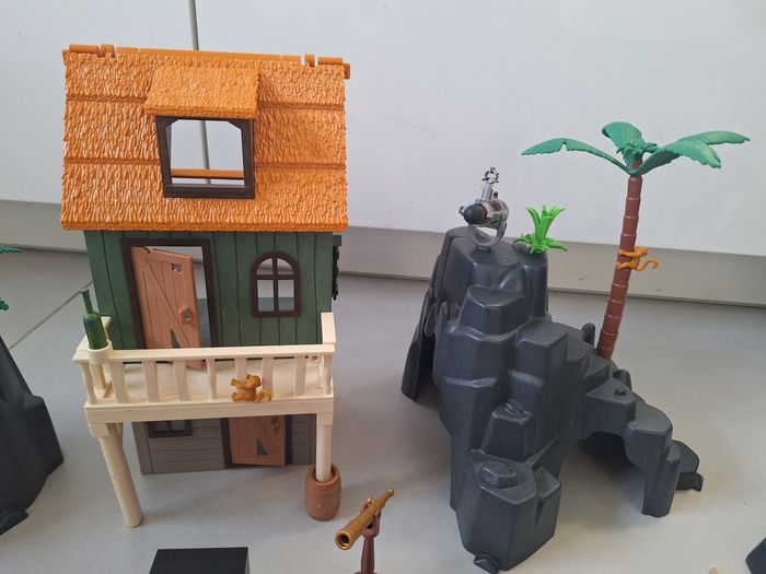 Lot playmobil pirates rt garde royale, maison, rocher, prison, personnages, barques, animaux et accessoires - photo numéro 6