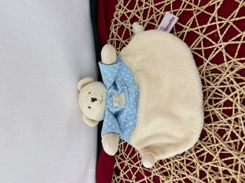 DOUDOU PLAT POMMETTE INTERMARCHE OURS ECRU BLEU ETOILES GRELOT