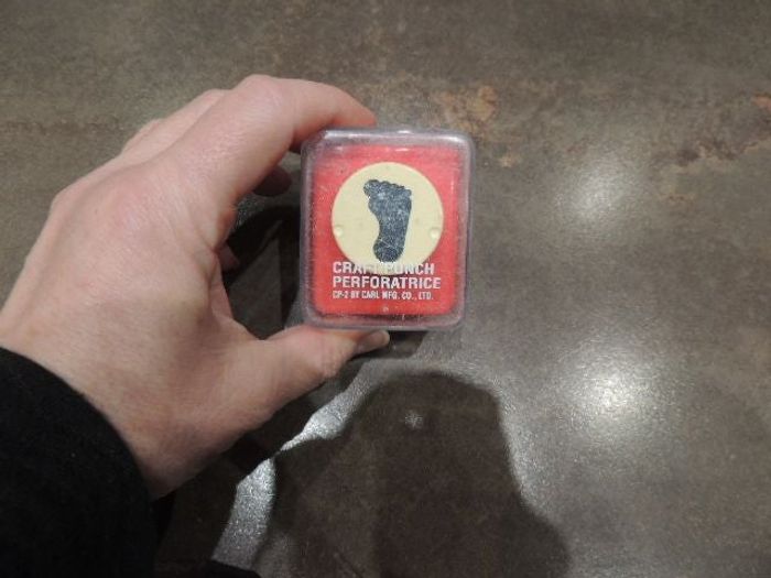 Perforatrice en forme de pied