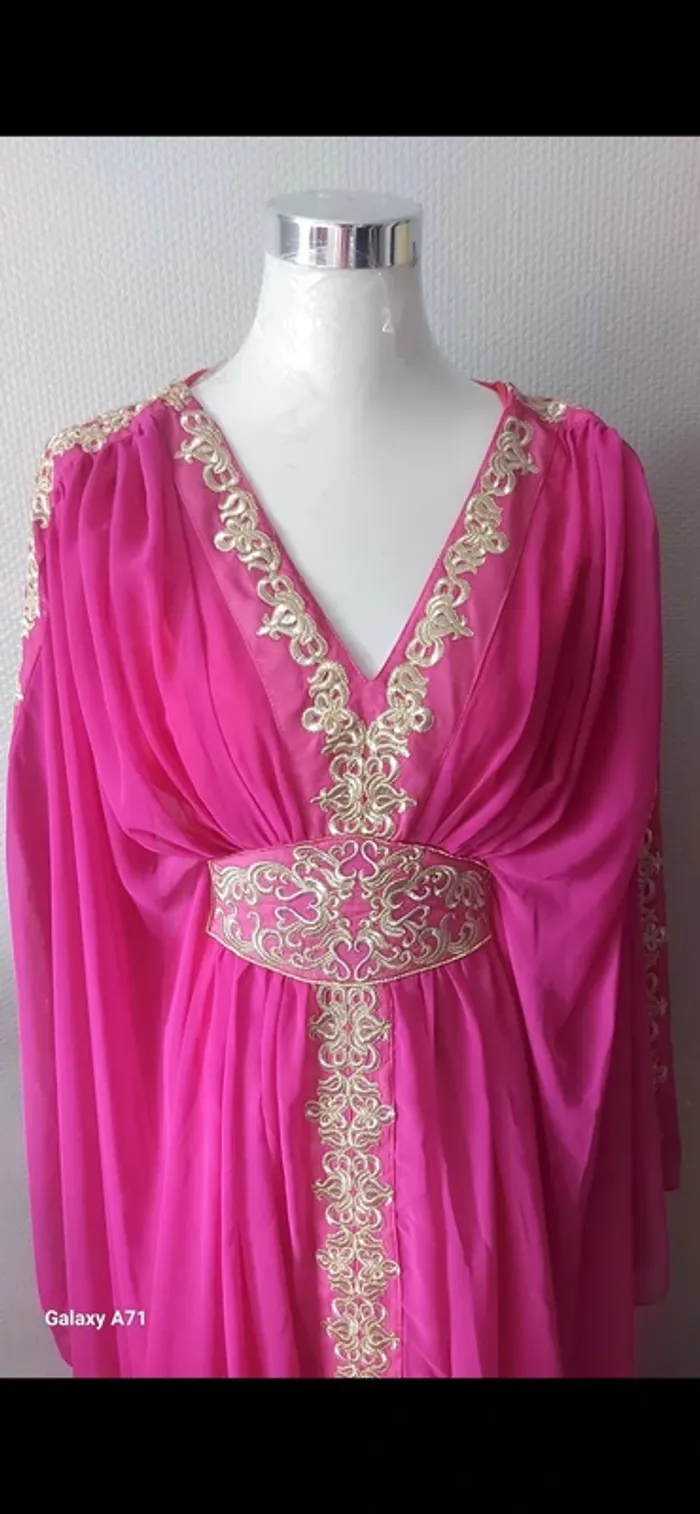 Jolie robe orientale fuschia neuve - photo numéro 2