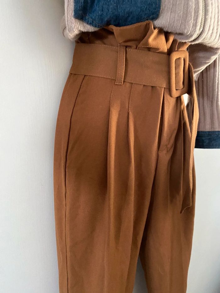 Bershka pantalon t 32  taille haute entre  marron moutarde des photos représentent bien la couleur - photo numéro 9
