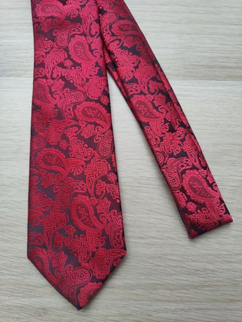 Cravate rouge et noire paisley bandana 