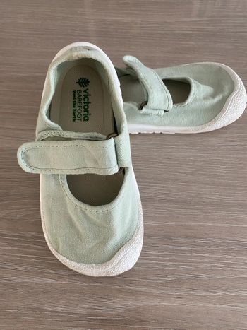 Victoria barefoot