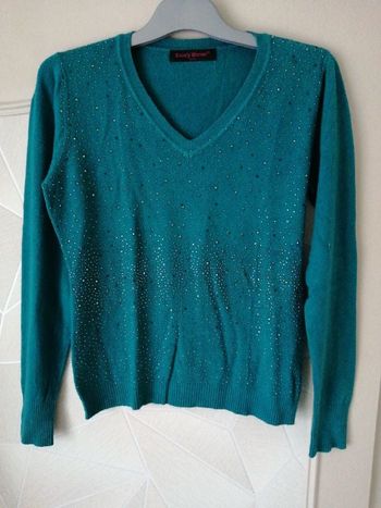 Pull vert avec strass