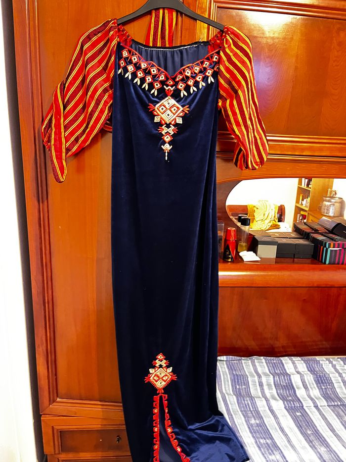 Robe kabyle brodé pour femme , tissu velours bleu marine, ceinture et manches fouta