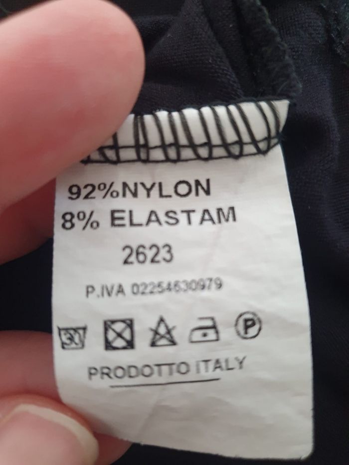 Robe Courte en Dentelle Noire – Élégance à l'Italienne & Dos Travaillé T34
- photo numéro 6