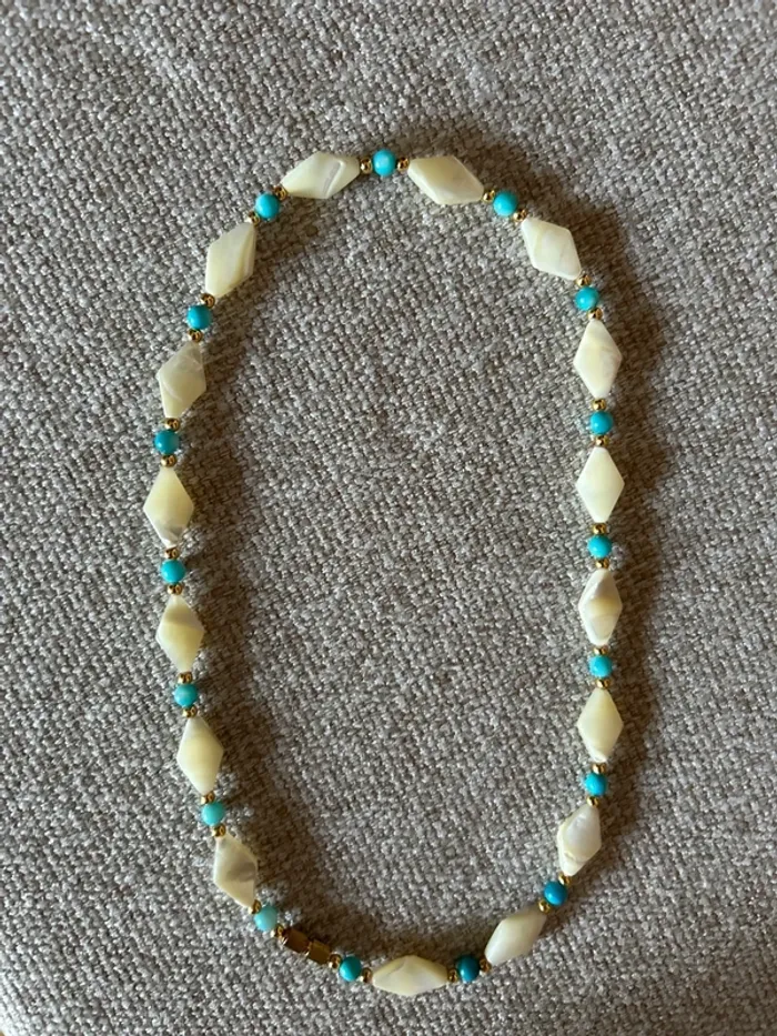 Collier nacre et perles bleues - photo numéro 5