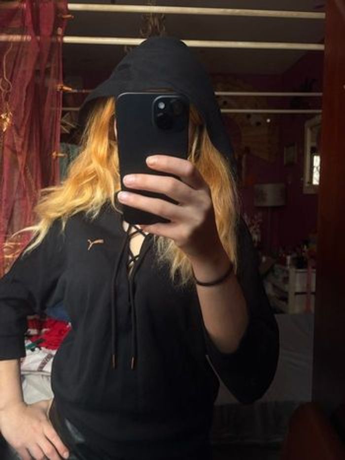 Sweat à capuche Puma noir - Détails lacets et logo doré - photo numéro 5