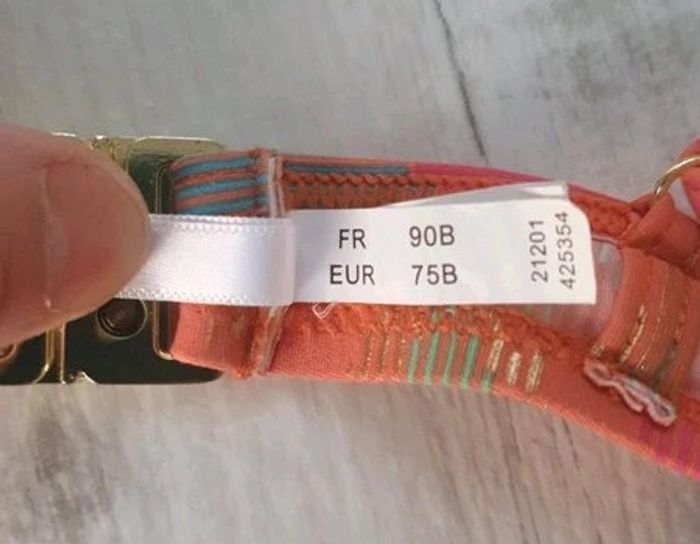 Maillot de bain 2 pièces (bikini) Taille 90B pour le haut et taille 40 pour le bas - photo numéro 6