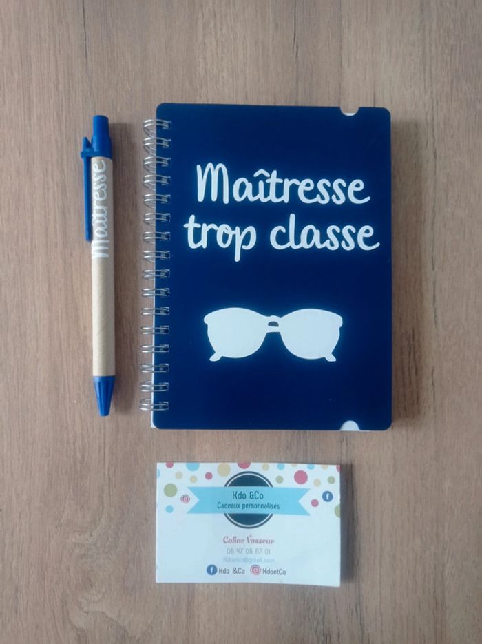 Ensemble carnet et stylo maîtresse trop classe