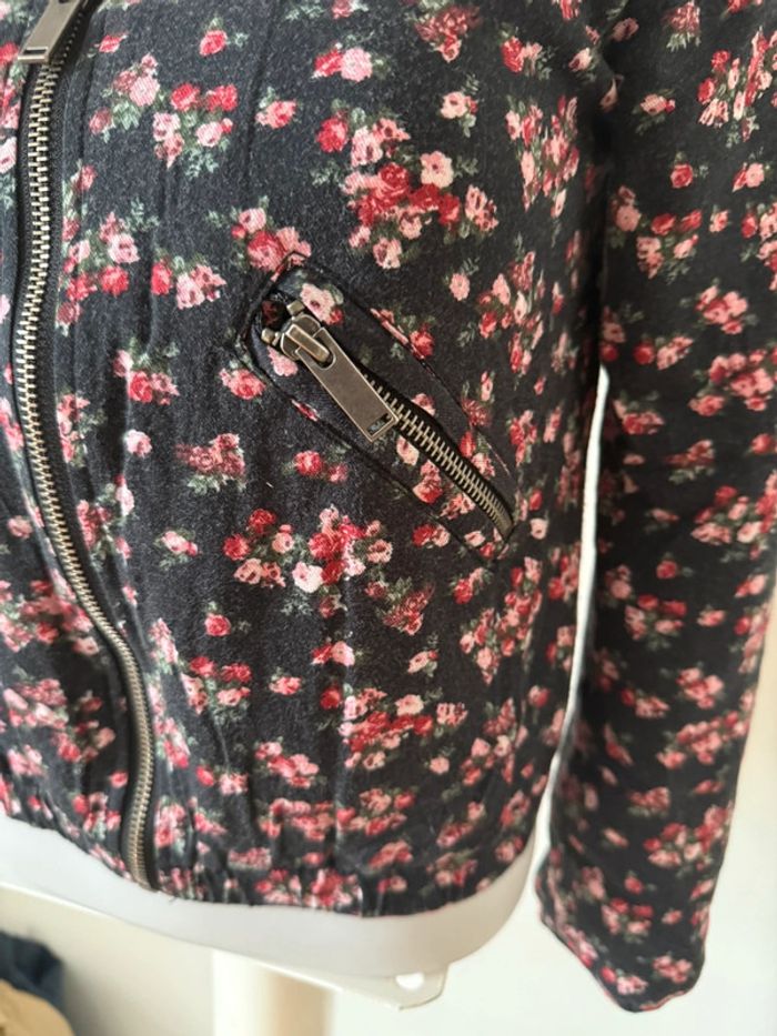 Bombers à fleur en bon état taille XS Bershka - photo numéro 5