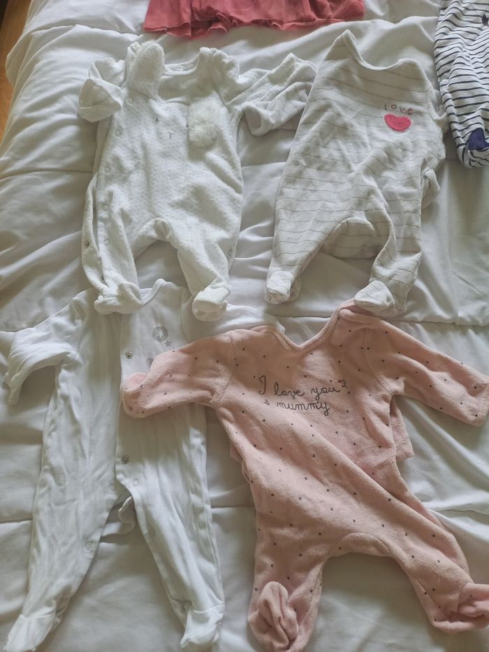 Vêtements 1 mois - photo numéro 2