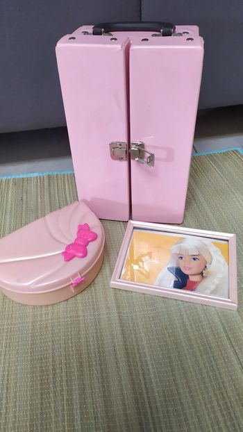vintage penderie de barbie et  coffret coquillage