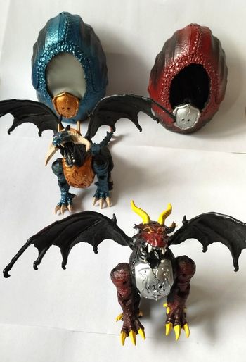 2 figurines Dragon Plasma avec oeuf