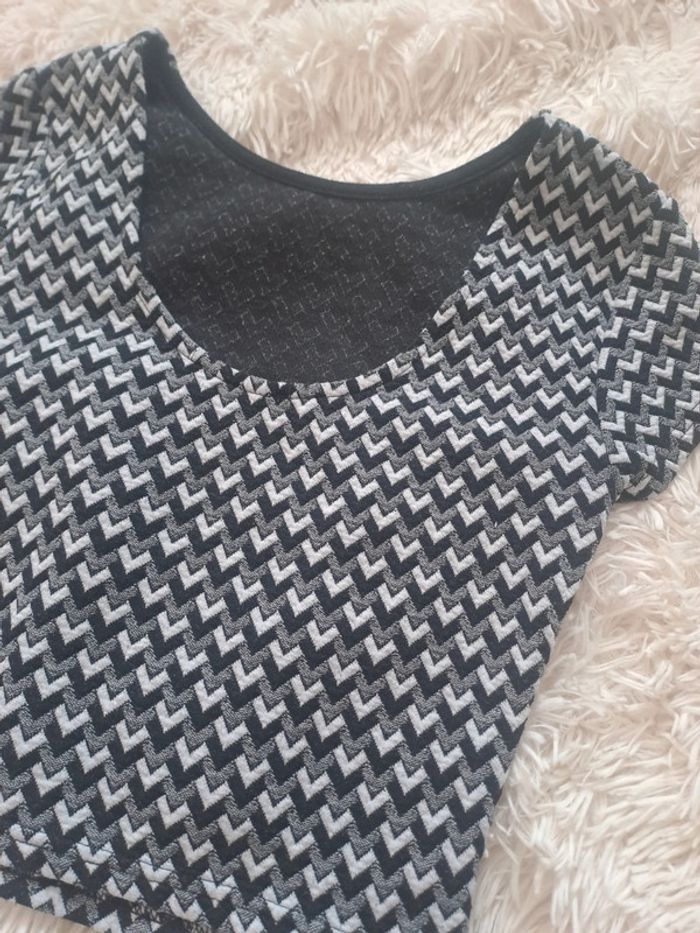Crop top motif graphique - Mim S - Dos décolleté chic et tendance - photo numéro 4